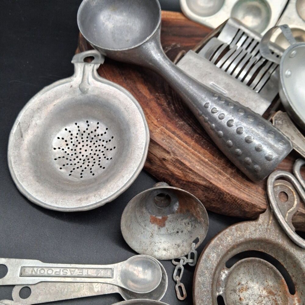 Vintage Kitchen Utensil Lot Aluminum Tin Farmhouse Decor Scoops Molds Strainers - Picture 4 of 9